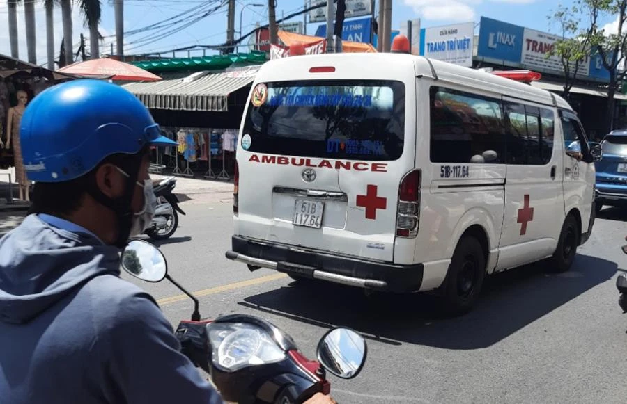 Xe cứu thương không ghi địa chỉ, số giấy phép hoạt động đang tham gia lưu thông. Ảnh: TN - ĐK