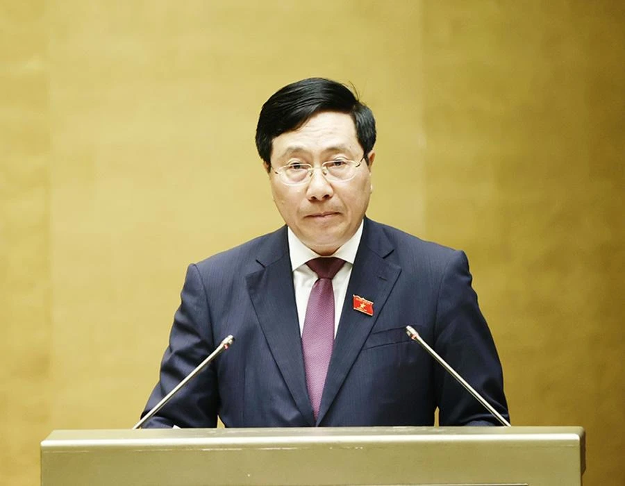 Phó Thủ tướng thường trực Chính phủ Phạm Bình Minh làm rõ các vấn đề liên quan và trả lời chất vấn của đại biểu Quốc hội. Ảnh: TTXVN Phó Thủ tướng thường trực Chính phủ Phạm Bình Minh làm rõ các vấn đề liên quan và trả lời chất vấn của đại biểu Quốc hội. Ảnh: TTXVN