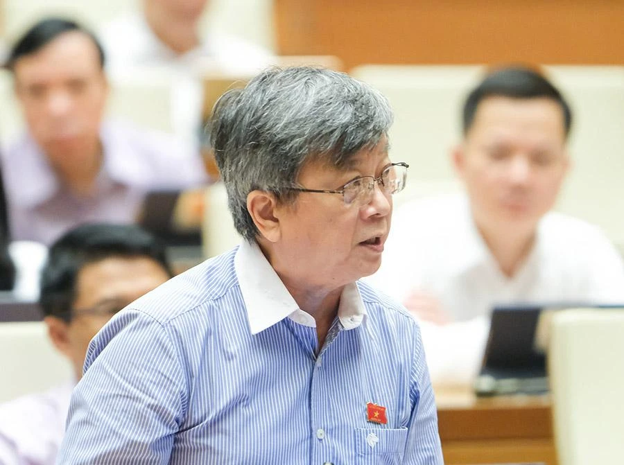 Đại biểu Trương Trọng Nghĩa, Đoàn đại biểu Quốc hội TP.HCM, chất vấn và Bộ trưởng Nguyễn Văn Thể trả lời về vấn đề xây dựng đường cao tốc cân đối, hài hòa ở các khu vực, vùng miền… Ảnh: Quochoi.vn