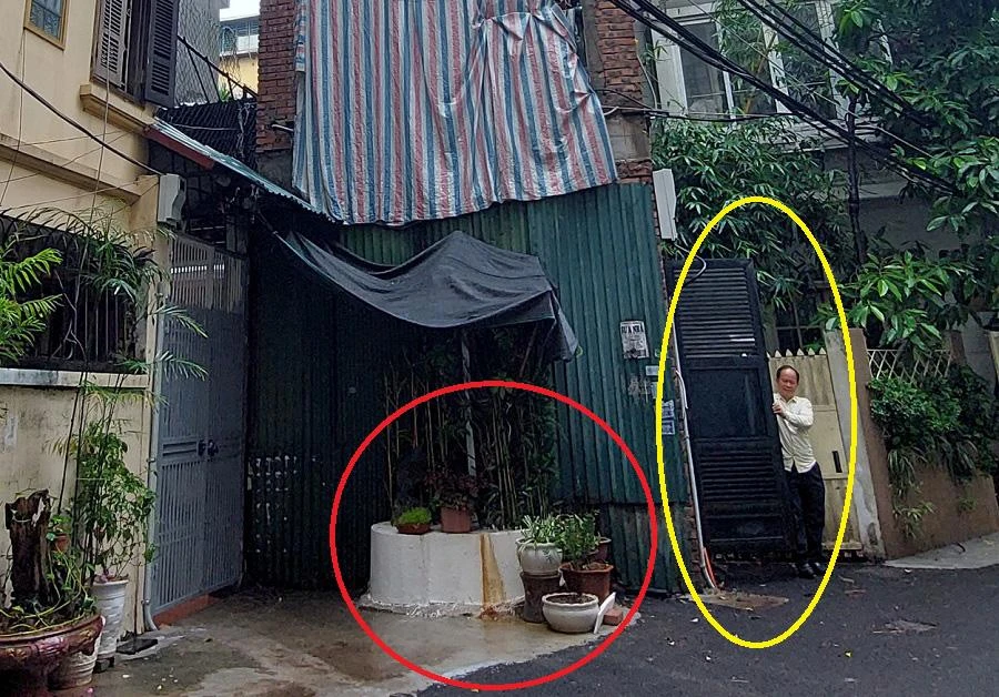 Vì ụ đất rộng chừng 1m2 m, gia đình ông Vĩnh trổ cửa ngách để đi lại trong nhiều năm nay. Ảnh: PB