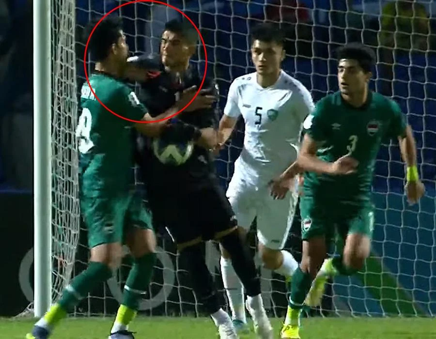 Cái chỏ của Nematov suýt khiến chủ nhà Uzbekistan (phải) trả giá đắt. Ảnh: AFC