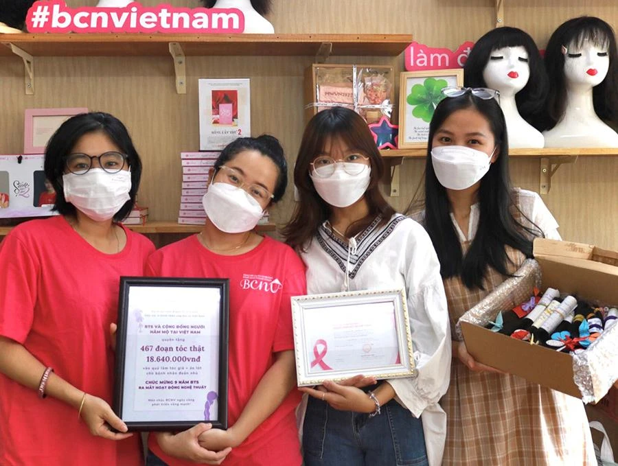 Đại diện ban tổ chức dự án đến thăm, gửi tặng tóc và quỹ từ thiện cho Mạng lưới Ung thư vú Việt Nam. Ảnh: BTC