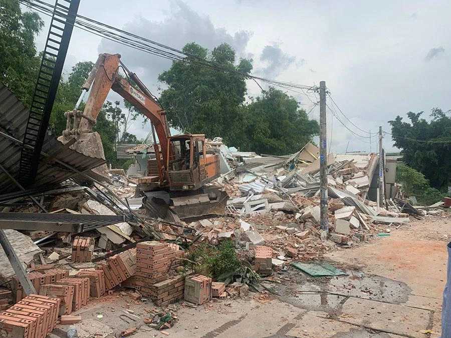 Xử lý công trình xây dựng không phép ở xã Vĩnh Lộc A, huyện Bình Chánh (TP.HCM) hồi tháng 5 vừa qua. Ảnh: VIỆT HOA