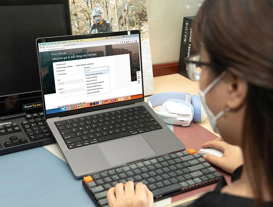 Khách hàng tham khảo giá của sản phẩm bất động sản quan tâm trên ứng dụng định giá. Ảnh:MINH HOÀNG