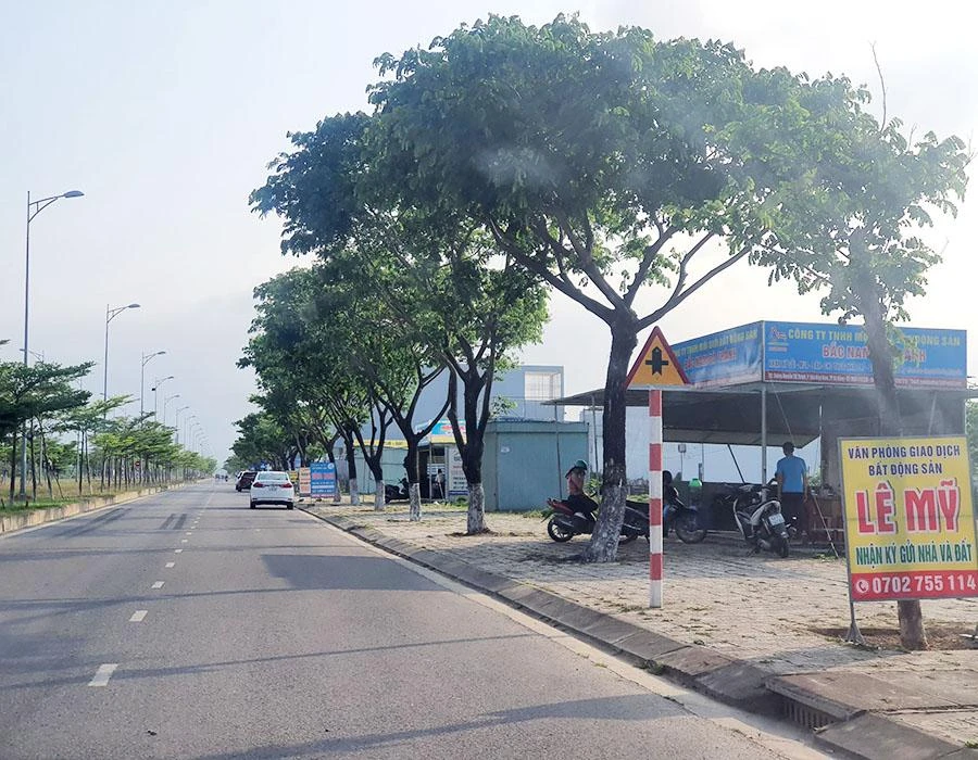 Nhiều kiốt bất động sản tại Đà Nẵng mỏi mắt chờ khách hàng. Ảnh: TẤN VIỆT