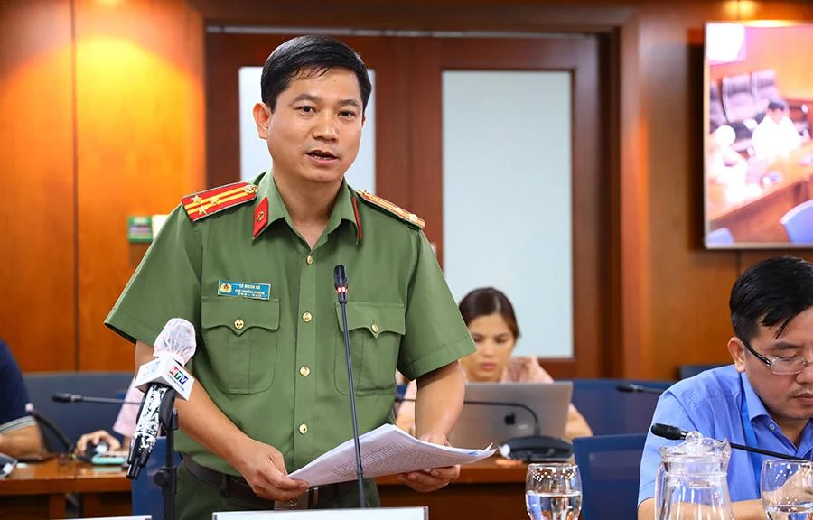 Thượng tá Lê Mạnh Hà, đại diện Công an TP.HCM, trả lời tại buổi họp báo. Ảnh: TTBC