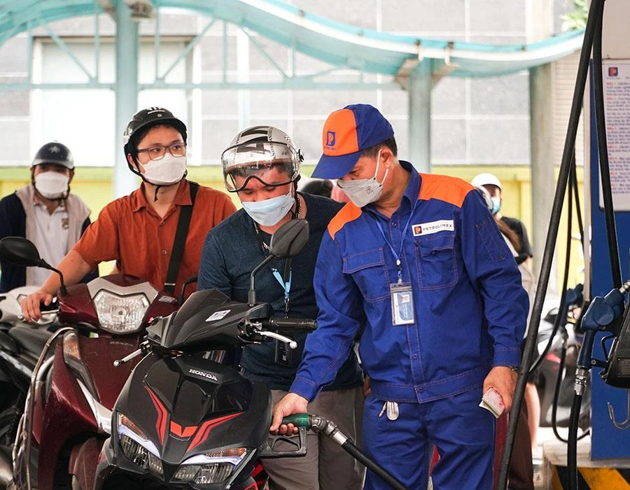 Dự thảo sửa đổi Luật Giá đã đề xuất xóa Quỹ bình ổn giá xăng dầu để giá lên xuống theo thị trường. Ảnh: PHI HÙNG