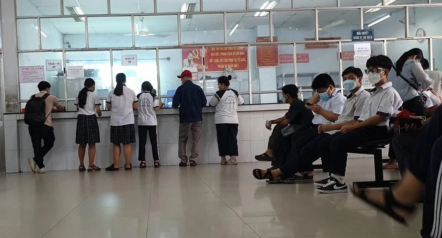 Ngày 28-4, chúng tôi vào gặp Đại úy Minh làm CCCD mà không phải chờ đợi. Ảnh: NY - NT - TN Ngày 28-4, chúng tôi vào gặp Đại úy Minh làm CCCD mà không phải chờ đợi. Ảnh: NY - NT - TN