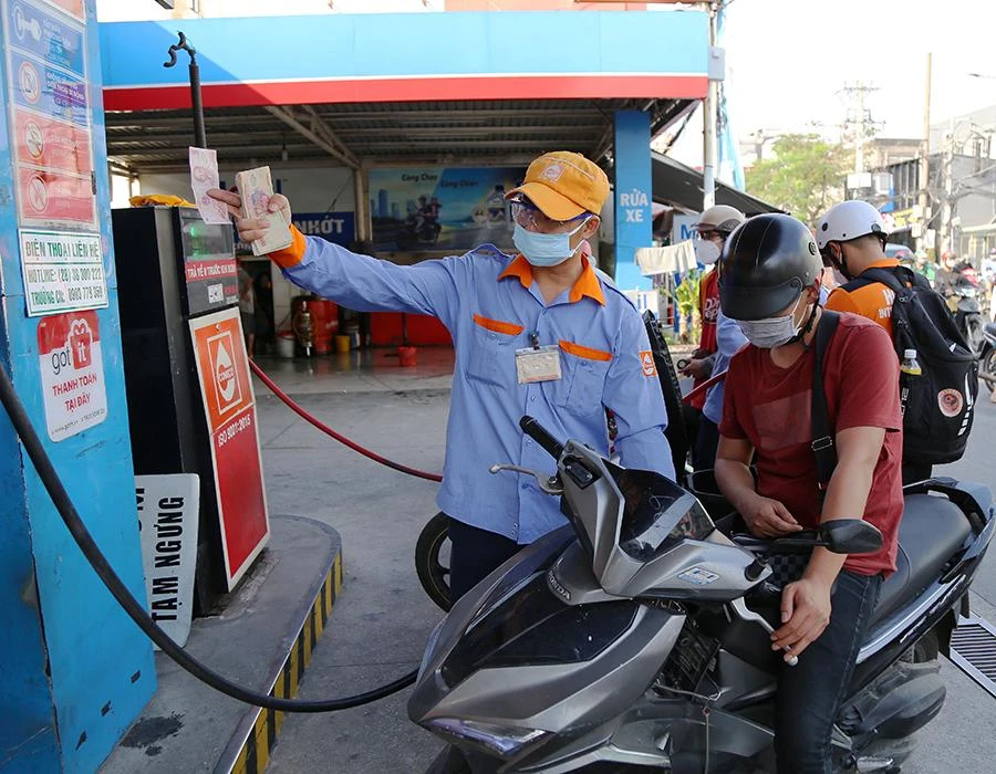Sáu tháng đầu năm, giá xăng dầu trong nước tăng gần 52% so với cùng kỳ năm trước. Ảnh: HOÀNG GIANG