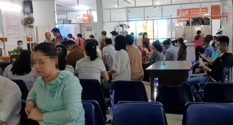 Ngày 24-4-2021, rất đông người dân đến trụ sở Công an quận Gò Vấp làm CCCD. Ảnh: NT - NY