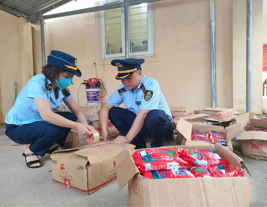 Lực lượng quản lý thị trường Hà Giang phát hiện lô hàng bột giặt có dấu hiệu giả mạo nhãn hiệu OMO. Ảnh: DMS