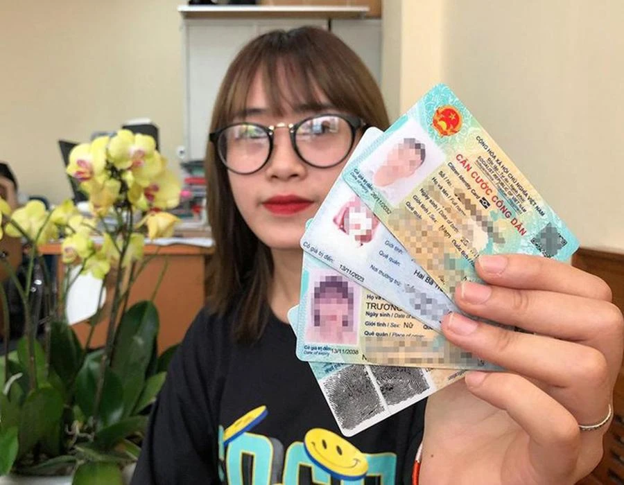 Theo lộ trình của Đề án 06, người dân sẽ dùng CCCD thay thế nhiều giấy tờ khác thực hiện các giao dịch, bảo đảm chính xác và thuận tiện. Ảnh: TUYẾN PHAN