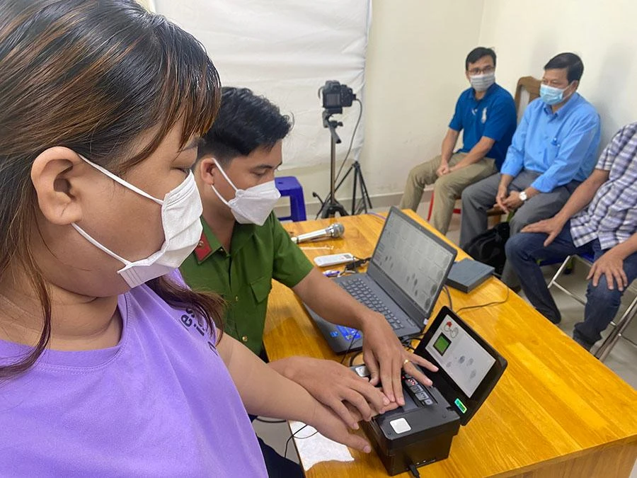 Người dân hài lòng khi đi làm CCCD tại trạm cấp CCCD mở thêm của Công an quận Bình Tân. Ảnh: YÊN MY