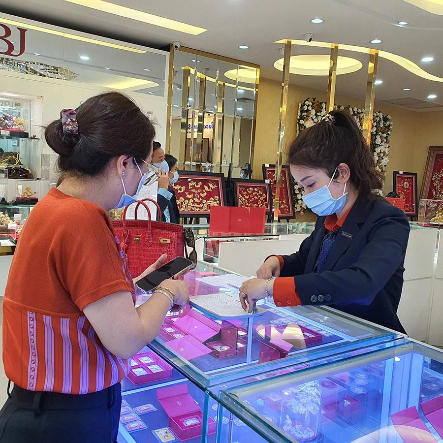 Mức chênh lệch giá vàng trong nước và thế giới ngày càng nới rộng, gây thiệt thòi cho người mua. Ảnh: THÙY LINH