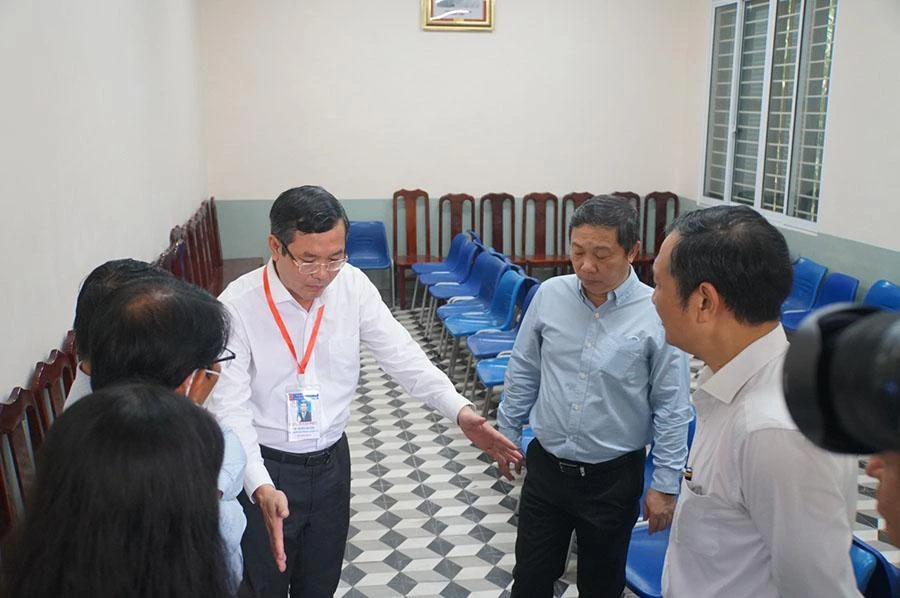 Đoàn kiểm tra của Bộ GD&amp;ĐT kiểm tra phòng giữ đồ tại điểm thi Trường THPT Lê Quý Đôn, quận 3. Ảnh: NGUYỄN QUYÊN