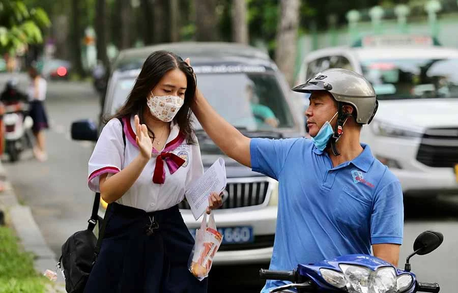 Những cái ôm, lời động viên ngọt ngào giúp tuổi 18 vững vàng hơn. Ảnh: TRƯỜNG GIANG