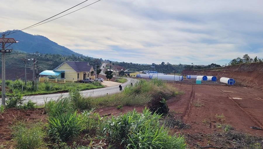 Khu đất của ông Nguyễn Ngọc B ven quốc lộ 14 được chuyển mục đích sử dụng sai quy định. Ảnh: VL