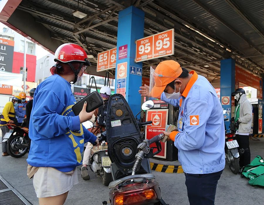 Giá xăng E5 vừa giảm 3.110 đồng, về mức 27.780 đồng/lít và xăng A95 giảm 3.090 đồng, về mức 29.670 đồng/lít. Ảnh: HOÀNG GIANG