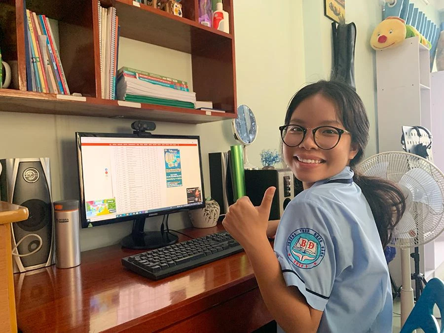 Em Võ Việt Phương Nghi (Trường THCS Bạch Đằng, quận 3) tra cứu điểm thi sau khi Sở GD&amp;ĐT TP.HCM công bố điểm chuẩn. Với 26 điểm, Phương Nghi đã đủ điểm đậu vào Trường THPT Nguyễn Thượng Hiền. Ảnh: AT