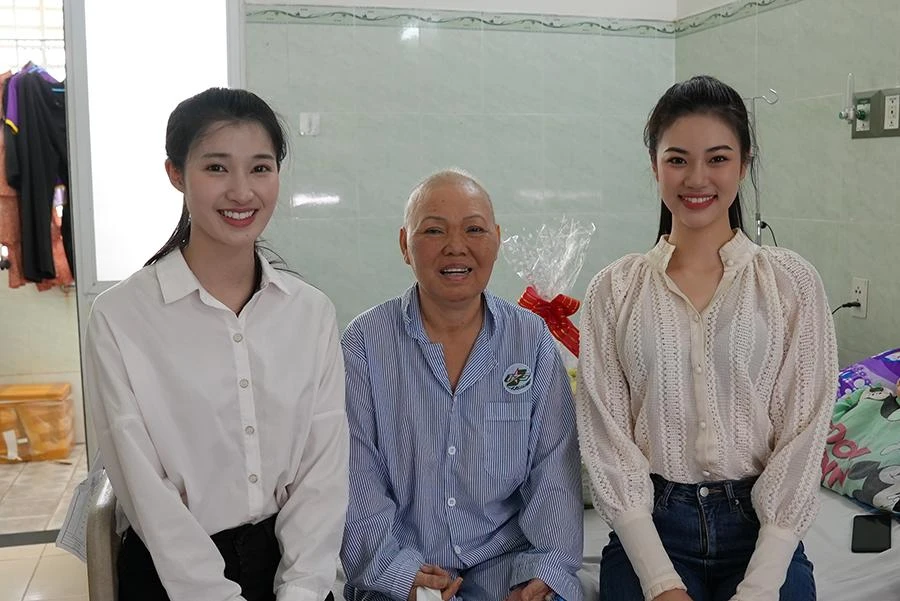 Các thí sinh Hoa hậu thế giới Việt Nam 2022 thăm hỏi bệnh nhân ung thư. Ảnh: BTC Các thí sinh Hoa hậu thế giới Việt Nam 2022 thăm hỏi bệnh nhân ung thư. Ảnh: BTC