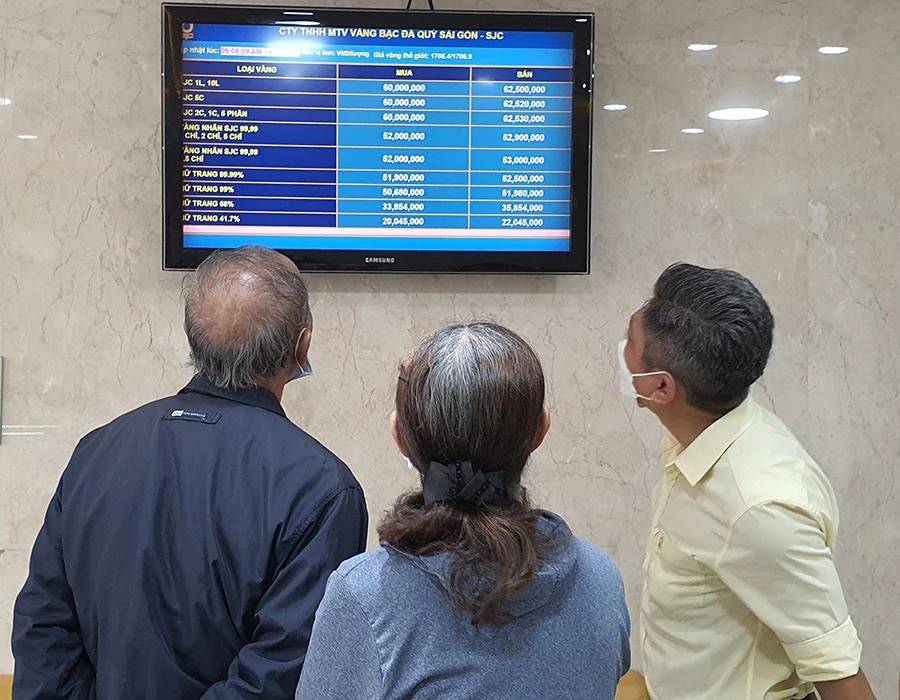 Người dân đang theo dõi diễn biến giá vàng. Ảnh: THÙY LINH