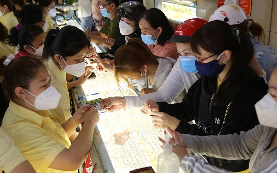 Giao dịch vàng tại một cửa hàng vàng ở quận Bình Thạnh (TP.HCM) chiều 19-7. Ảnh: HOÀNG GIANG