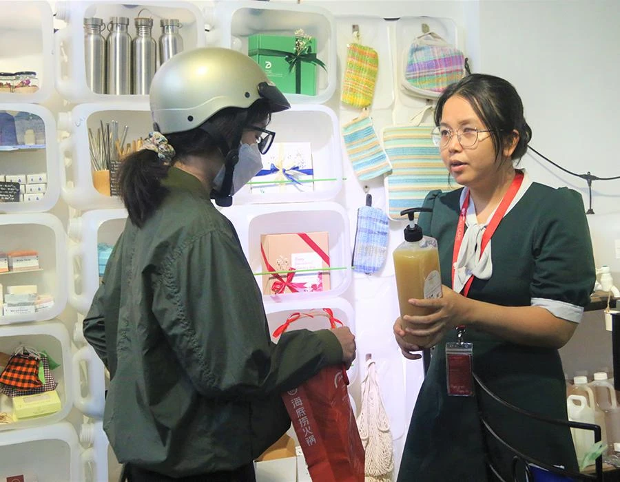 Mỹ Tiền mang theo một vỏ chai nhựa để mua nước rửa chén. Ảnh: THẢO PHƯƠNG Mỹ Tiền mang theo một vỏ chai nhựa để mua nước rửa chén. Ảnh: THẢO PHƯƠNG