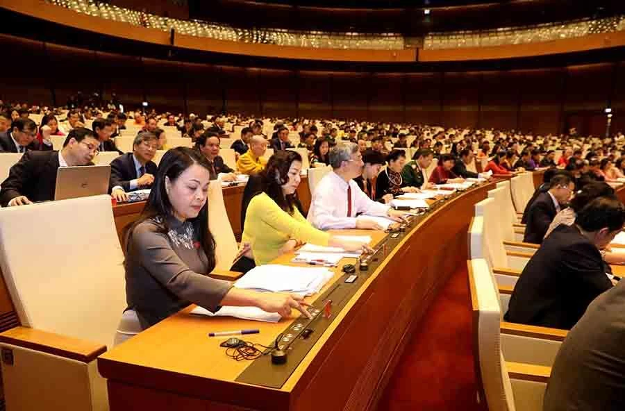 Đại biểu Quốc hội biểu quyết thông qua Luật Phòng, chống tham nhũng (sửa đổi). Ảnh: TTXVN