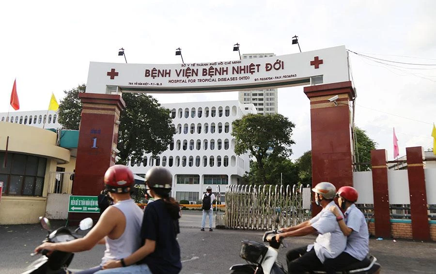 BV Bệnh nhiệt đới TP.HCM được phân công là bệnh viện tuyến cuối tiếp nhận các trường hợp nghi ngờ kèm triệu chứng nặng; nghi ngờ nhưng không đủ điều kiện cách ly tại nhà,bệnh viện. Ảnh: HOÀNG GIANG