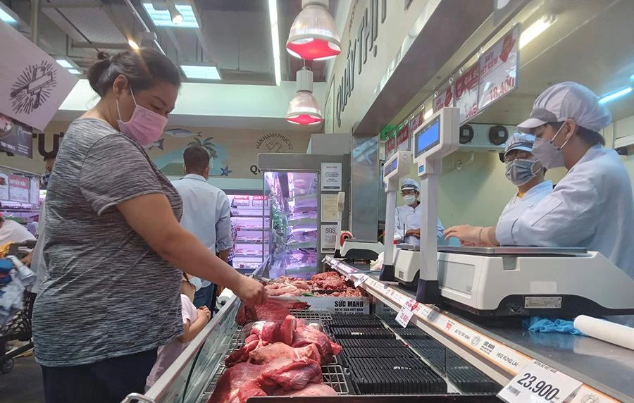 Giá thịt heo bán lẻ vẫn còn ở mức cao. Ảnh: TÚ UYÊN Giá thịt heo bán lẻ vẫn còn ở mức cao. Ảnh: TÚ UYÊN