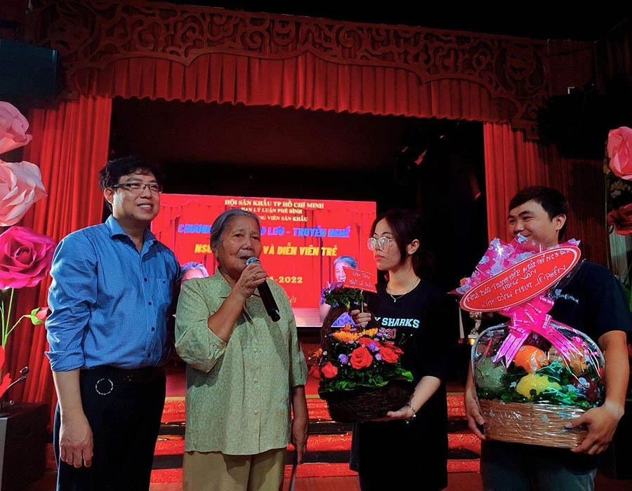 Nghệ sĩ Lê Thiện giao lưu truyền nghề miễn phí cho các diễn viên trẻ ở sân khấu Sen Việt. Ảnh: NGUYỄN TRÀ