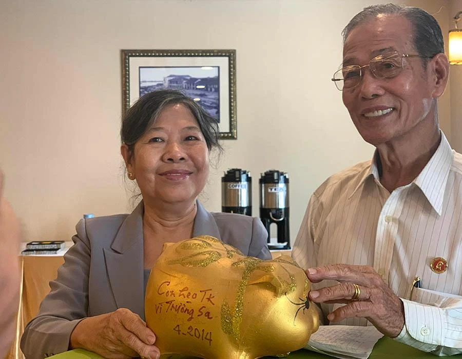 Ông Võ Ái Dân và vợ mang heo đất đến ủng hộ chương trình “Hành trình 10 năm vì Hoàng Sa - Trường Sa thân yêu”. Ảnh: HOÀNG LAN