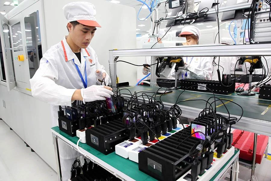 Sản xuất điệnthoại thông minh tại Khu công nghệ cao Hòa Lạc (Hà Nội). Ảnh: TTXVN