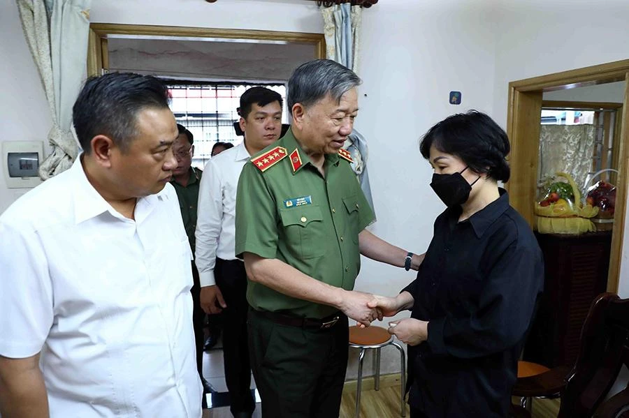 Bộ trưởng Bộ Công an Tô Lâm và Chủ tịch UBND TP Hà Nội Trần Sỹ Thanh thăm hỏi và động viên gia đình hạ sĩ Nguyễn Đình Phúc (chiến sĩ nghĩa vụ, Đội Cảnh sát PCCC, Công an quận Cầu Giấy) hy sinh khi làm nhiệm vụ. Ảnh: TTXVN