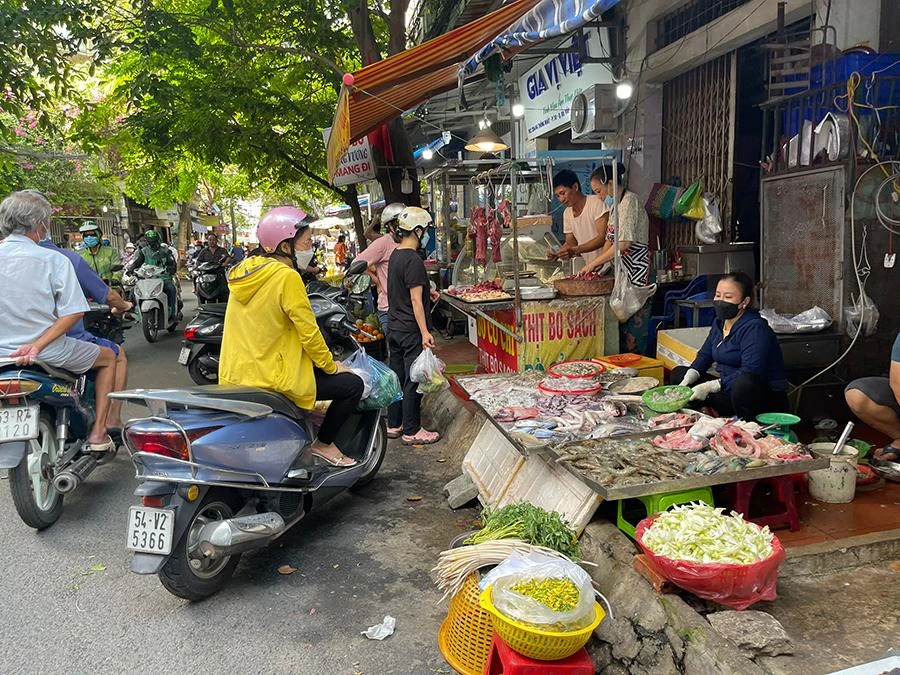 Giá nhiều mặt hàng thiết yếu vẫn tiếp tục neo ở mức cao, làm ảnh hưởng tiêu cực đến đời sống nhân dân. Ảnh: TÚ UYÊN