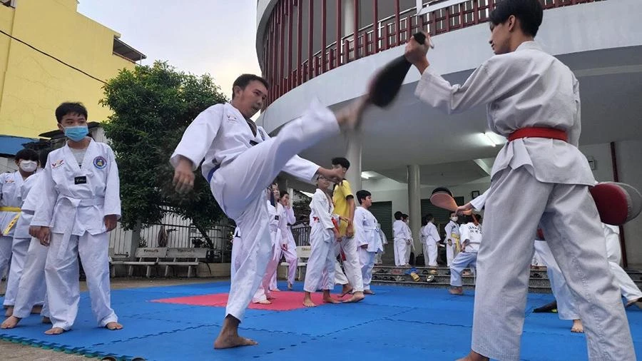 Anh Lê Anh Tú, một phụ huynh tập võ cùng con trai tại CLB taekwondo phường Trung Dũng. Ảnh: VÕ TÙNG
