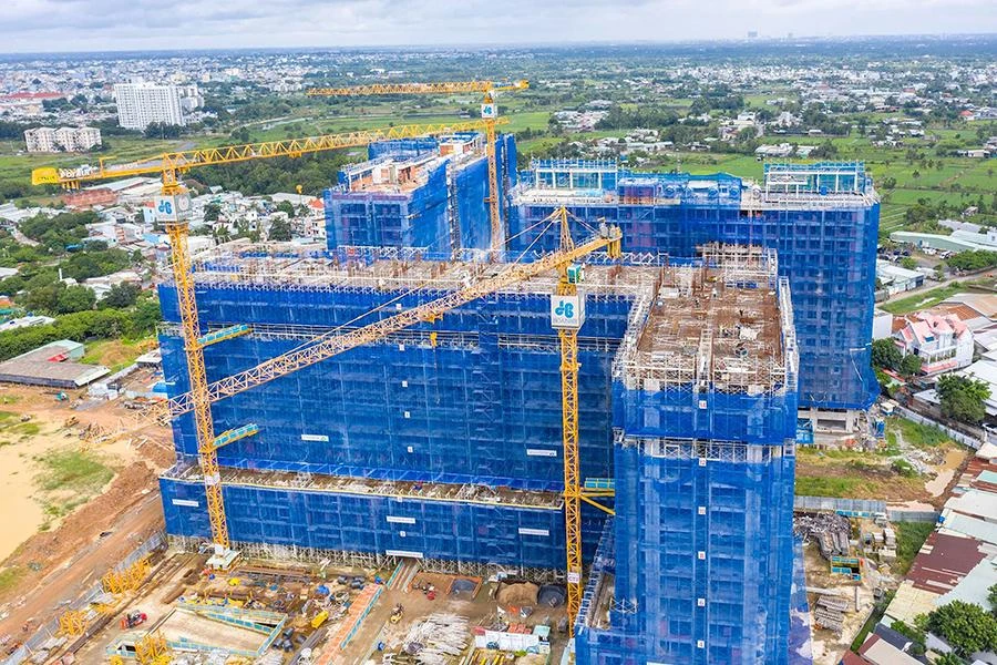 Giá vật liệu xây dựng, nhân công tăng phi mã khiến nhiều dự án gặp khó khăn khi thi công. Ảnh: QUANG HUY