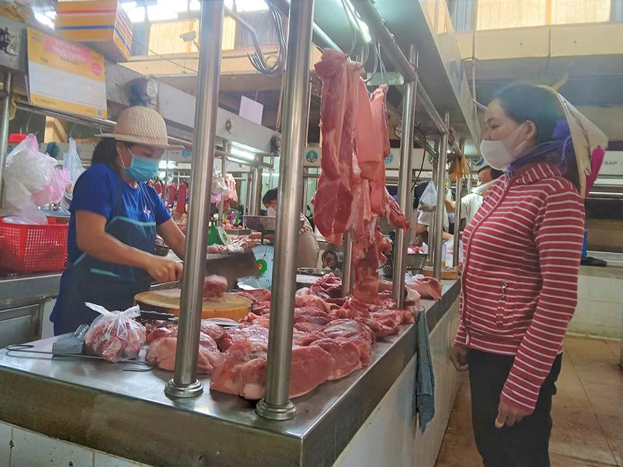 Giá một số mặt hàng tại các siêu thị và chợ dân sinh bắt đầu giảm nhẹ. Ảnh: TÚ UYÊN Giá một số mặt hàng tại các siêu thị và chợ dân sinh bắt đầu giảm nhẹ. Ảnh: TÚ UYÊN