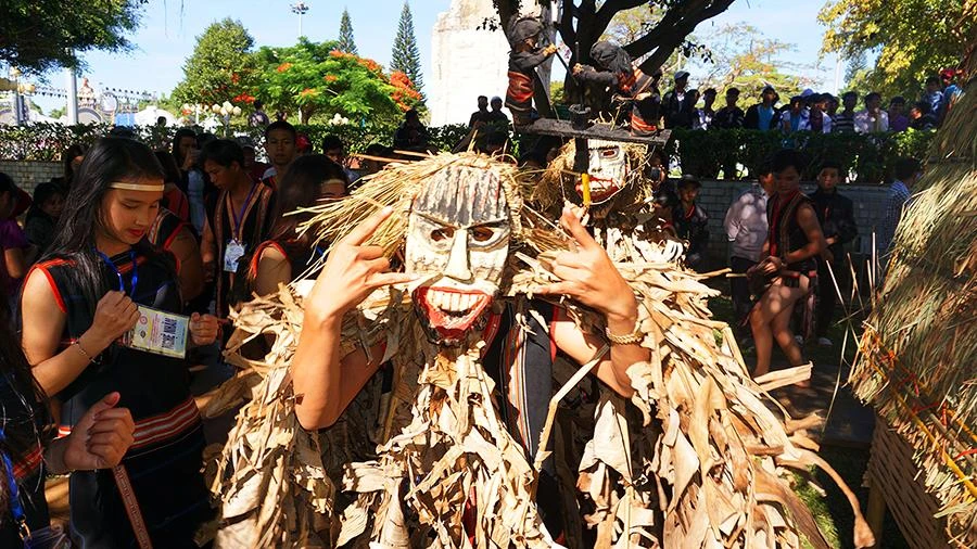 Bên cạnh lễ Pơ thi, mặt nạ được mang trình diễn trong các lễ hội đường phố. Ảnh: LK