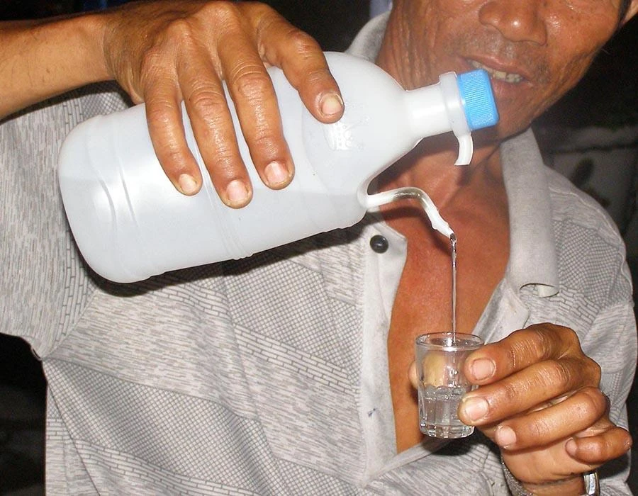 Rượu trắng được nấu và uống vô tội vạ. Ảnh: PV