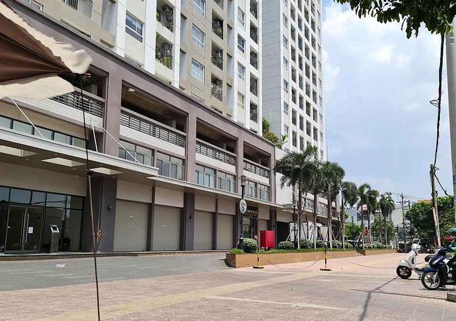 Sau dịch bệnh, các hoạt động kinh doanh đã trở lại bình thường nhưng không ít shophouse vẫn đang đỏmắt tìmkhách thuê.Ảnh: QUANG HUY