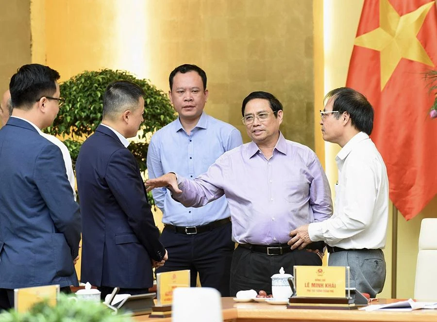 Thủ tướng Phạm Minh Chính trao đổi với các đại biểu tham dự hội nghị. Ảnh: NHẬT BẮC Thủ tướng Phạm Minh Chính trao đổi với các đại biểu tham dự hội nghị. Ảnh: NHẬT BẮC
