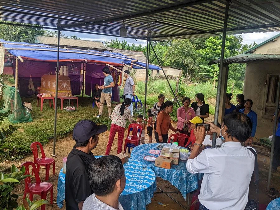 Gia đình lo hậu sự cho nạn nhân.