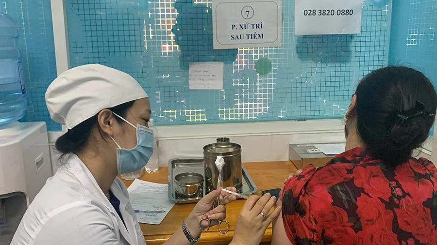 Biện pháp hữu hiệu nhất vẫn là dự phòng cá nhân và tiêm vaccine các mũi nhắc lại. Ảnh: HOÀNG LAN