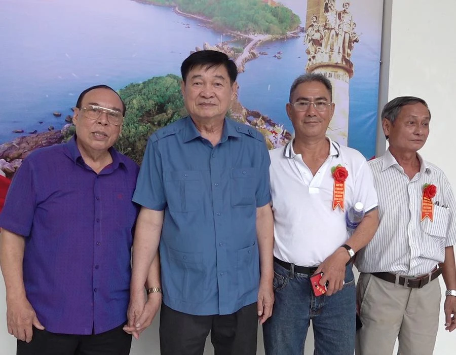 Thiếu tướng Hồ Việt Lắm (thứ hai, từ trái sang). Ảnh: T.VŨ