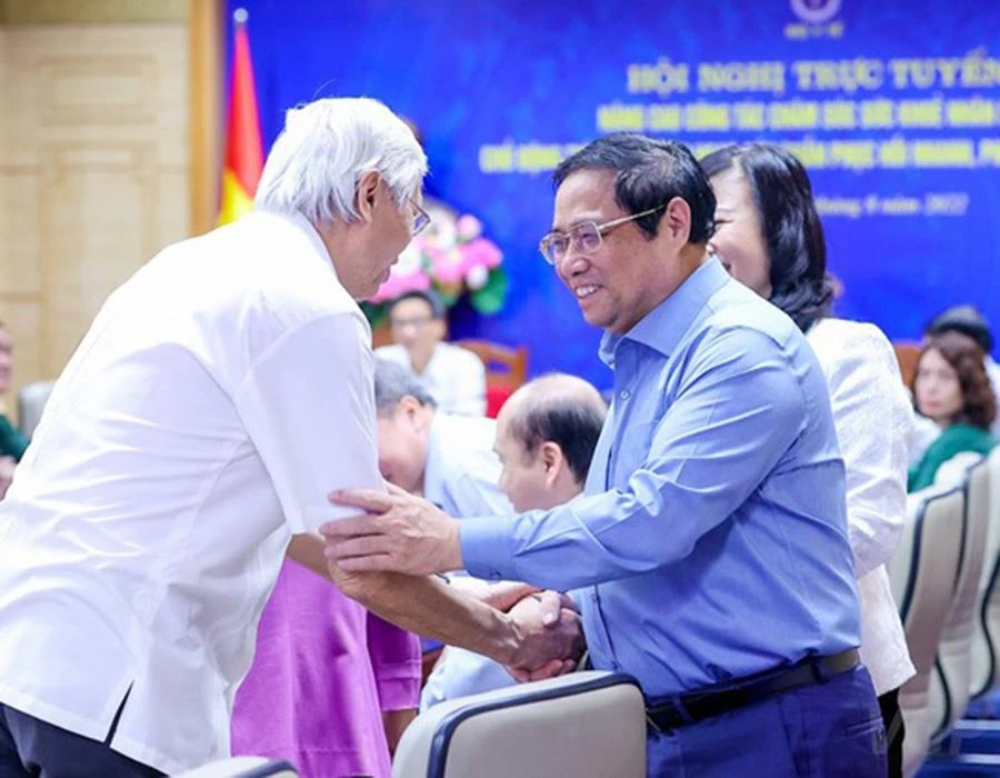 Thủ tướng với các đại biểu dự hội nghị. Ảnh: VGP/NHẬT BẮC