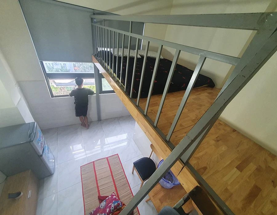 Một căn phòng cho thuê trong tòa nhà được giới thiệu là chung cư mini ở quận Tân Bình. Ảnh: HV