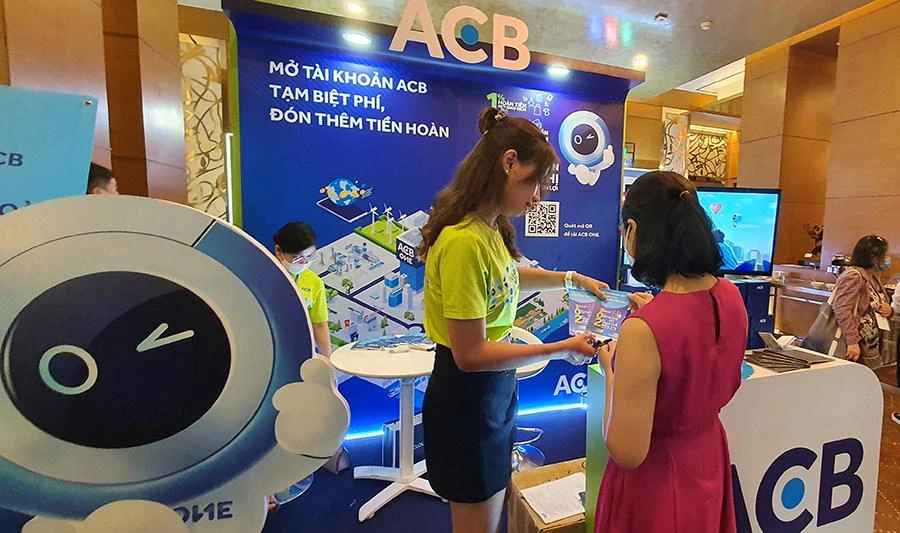 Các ngân hàng đến tận cơ quan, doanh nghiệp… giới thiệu về dịch vụ mới. Ảnh: TL