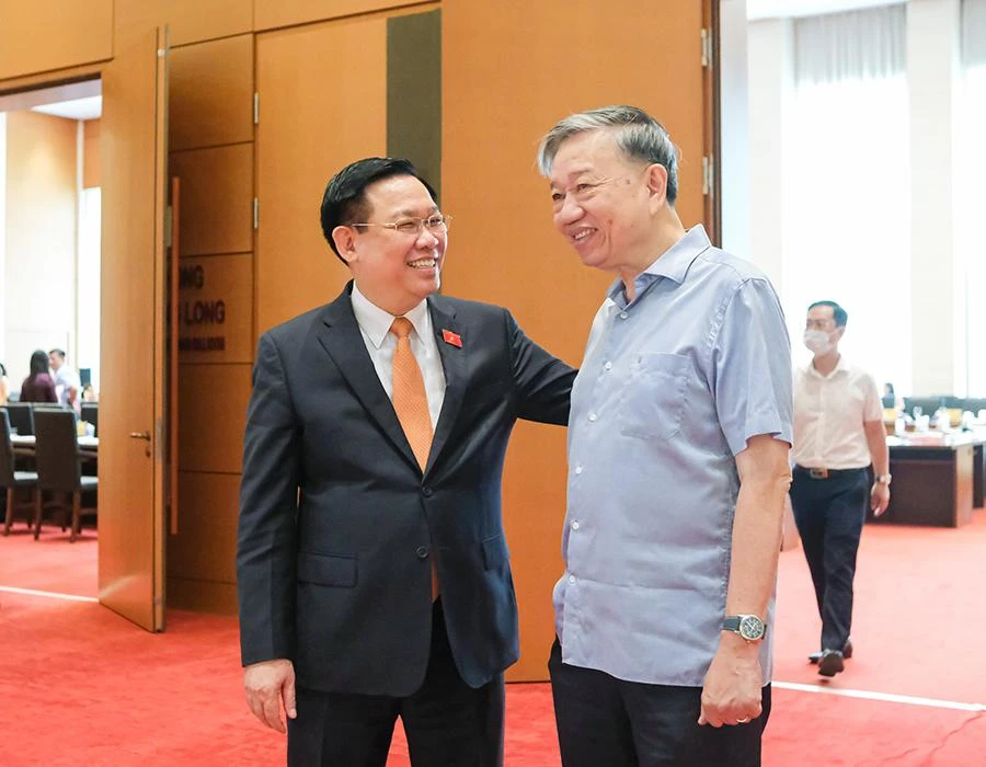Chủ tịch Quốc hội Vương Đình Huệ và Bộ trưởng Bộ Công an Tô Lâm bên lề hội nghị. Ảnh: Quochoi.vn Chủ tịch Quốc hội Vương Đình Huệ và Bộ trưởng Bộ Công an Tô Lâm bên lề hội nghị. Ảnh: Quochoi.vn