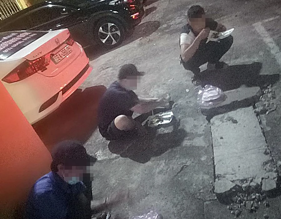 Cảnh “cơm đường cháo chợ” theo đúng nghĩa đen của các trinh sát Đội Truy nã, truy tìm, Phòng Cảnh sát hình sự Công an tỉnh Bình Thuận thường xuyên xảy ra khi theo dấu bị can truy nã. Ảnh: CACC